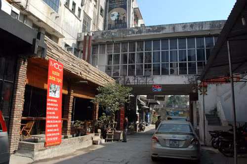 Các cửa hàng cà phê, quán bar vẫn mở.