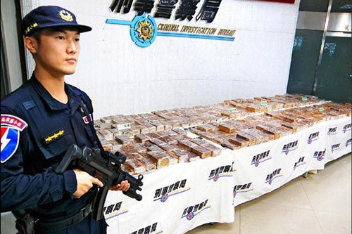 600 bánh heroin được bày tại tòa nhà của Văn phòng Điều tra Hình sự Đài Loan ở Đài Bắc. Theo giá chợ đen số ma túy này có thể trị giá 300 triệu USD. Ảnh: LibertyTimes