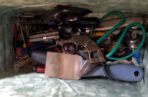 Những tang vật nghi là mẫu để sản xuất súng.