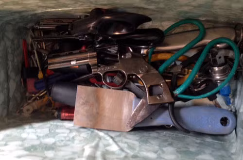 Những tang vật nghi là mẫu để sản xuất súng.