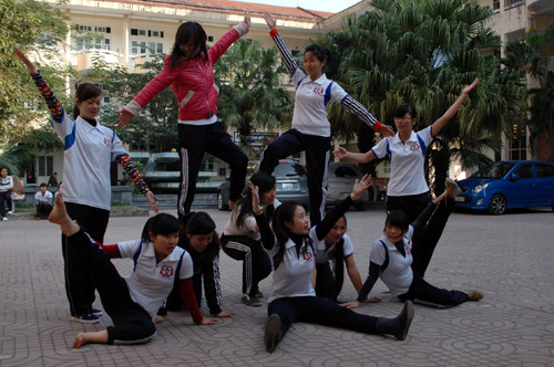 Hương Anh và các bạn cùng lớp đang học bài tập thể dục.