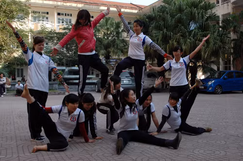 Hương Anh và các bạn cùng lớp đang học bài tập thể dục.