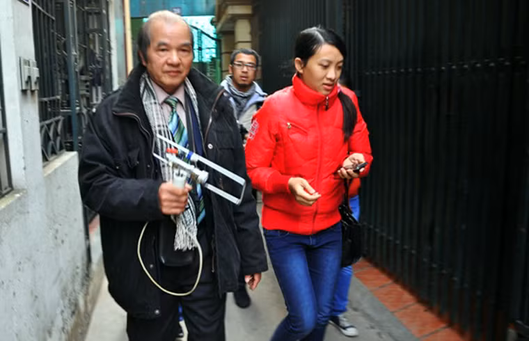 Còn tìm ở nhà riêng Nguyễn Mạnh Tường ở phố Trần Cung, Cổ Nhuế, Từ Liêm, Hà Nội, máy bức xạ từ không phát tín hiệu (máy quay tít nghi có thi thể).