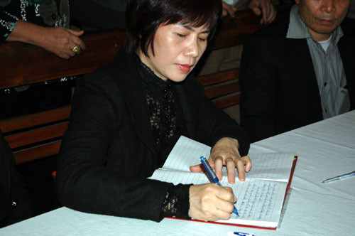 Ban giám đốc Saigon tourist Hà Nội cùng toàn thể anh chị em đồng nghiệp vô cùng thương tiếc và đau buồn. Sự ra đi quá đột ngột của em làm tất cả mọi người không chỉ tại Hà Nội mà trên mọi miền đất nước ai ai cũng đau lòng. Mong em sớm về để gia đình, 2 con em và tất cả mọi người bớt vơi đi nỗi niềm”, thay mặt ban giám đốc Saigon tourist Hà Nội - nơi chị Huyền từng làm việc, bà Trương Thị Minh Hương viết trong sổ tang. Đại diện Bệnh viện Bạch Mai, nơi hung thủ Nguyễn Mạnh Tường từng làm việc, cũng tới phúng viếng hương hồn nạn nhân. “Tập thể công nhân viên bệnh viện Bạch Mai vô cùng thương tiếc, cho chúng tôi xin chia buồn tới toàn thể gia đình”, bà Nguyễn Ngọc Hiền, thay mặt cán bộ, công nhân viên bệnh viện Bạch Mai viết trong sổ tang.