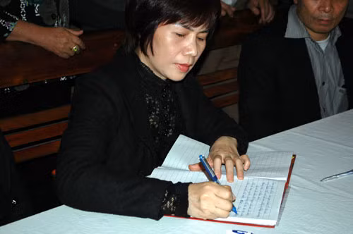 “Ban giám đốc Saigon tourist Hà Nội cùng toàn thể anh chị em đồng nghiệp vô cùng thương tiếc và đau buồn. Sự ra đi quá đột ngột của em làm tất cả mọi người không chỉ tại Hà Nội mà trên mọi miền đất nước ai ai cũng đau lòng. Mong em sớm về để gia đình, 2 con em và tất cả mọi người bớt vơi đi nỗi niềm”, thay mặt ban giám đốc Saigon tourist Hà Nội - nơi chị Huyền từng làm việc, bà Trương Thị Minh Hương viết trong sổ tang. Đại diện Bệnh viện Bạch Mai, nơi hung thủ Nguyễn Mạnh Tường từng làm việc, cũng tới phúng viếng hương hồn nạn nhân. “Tập thể công nhân viên bệnh viện Bạch Mai vô cùng thương tiếc, cho chúng tôi xin chia buồn tới toàn thể gia đình”, bà Nguyễn Ngọc Hiền, thay mặt cán bộ, công nhân viên bệnh viện Bạch Mai viết trong sổ tang.