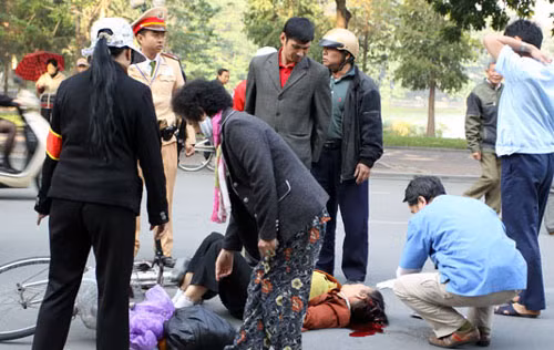 Đầu cụ bà chảy rất nhiều máu