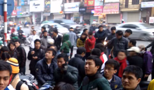 Mặc dù còn hơn 1 tháng nữa mới tới Tết, nhưng lúc này dòng người đến phố Xã Đàn mua vé rất đông.