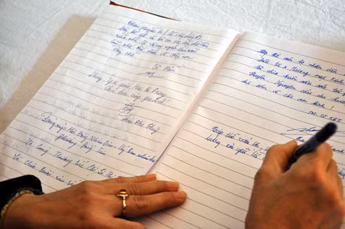 Trước đó, sổ tang của gia đình nạn nhân cũng chứa đầy những dòng chữ xót thương, thấm đẫm tình người.