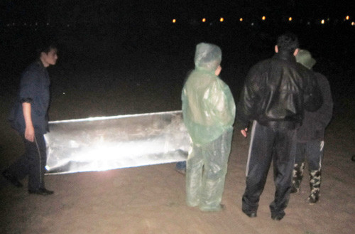 Người thân nạn nhân đưa thi thể cô gái về mai táng.