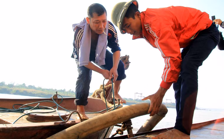 ... còn ống thổi ở phía dưới căng tròn, đầy hơi.