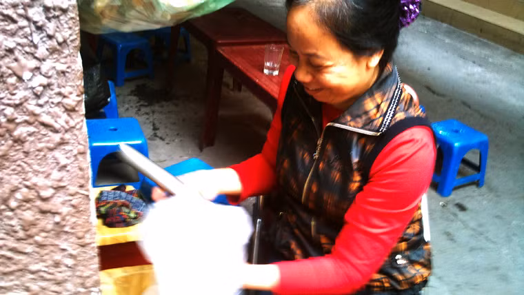 "Trời lạnh, quán lại ở vỉa hè nên khách càng ngại ngồi... hứng rét", chị Phương nói.