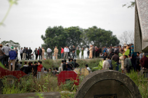 Khu vực đối tượng đạp nạn nhân xuống sườn đê.