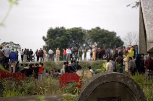 Khu vực đối tượng đạp nạn nhân xuống sườn đê.