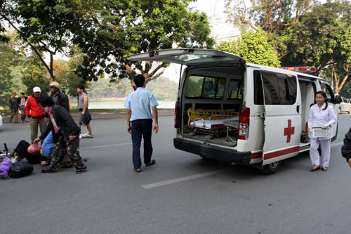 Chiếc xe cứu thương đến hiện trường đưa cụ bà nhập viện.