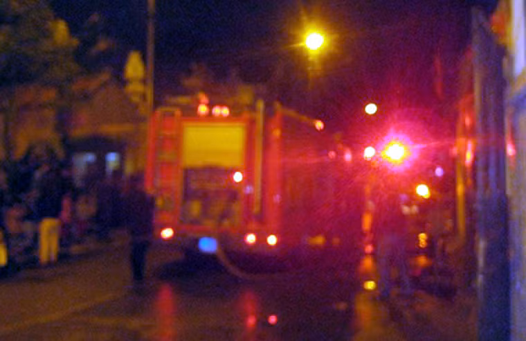 Có 6 xe cứu hỏa và hàng chục chiến sĩ PCCC được điều tới hiện trường. Sau khoảng 30 phút, lực lượng cứu hỏa đã dập tắt đám cháy. Một số bình gas bị cháy sém vỏ đã được các chiến sĩ cứu hỏa nhanh chóng vận chuyển ra ngoài để tránh cháy nổ.