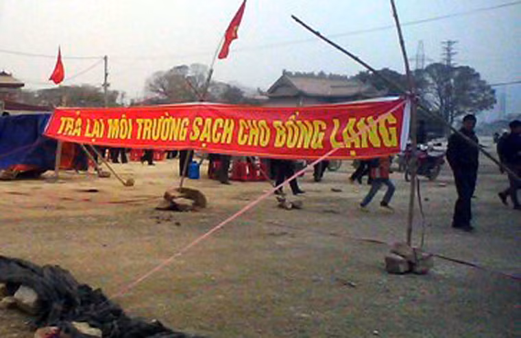 Người dân dựng hàng rào, căng lều bạt để ngăn chặn các phương tiện qua lại.