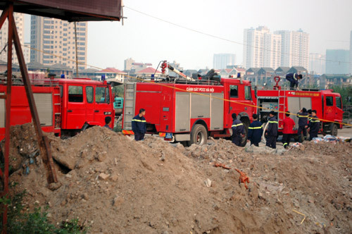 Lực lượng PCCC đến hiện trường dập lửa.