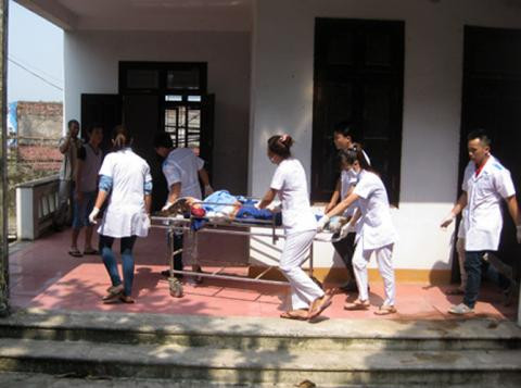 ... đồng thời, huy động xe cứu thương và các bác sĩ thuộc các bệnh viện Trung ương lên trực tiếp hiện trường để giúp đỡ các nạn nhân.