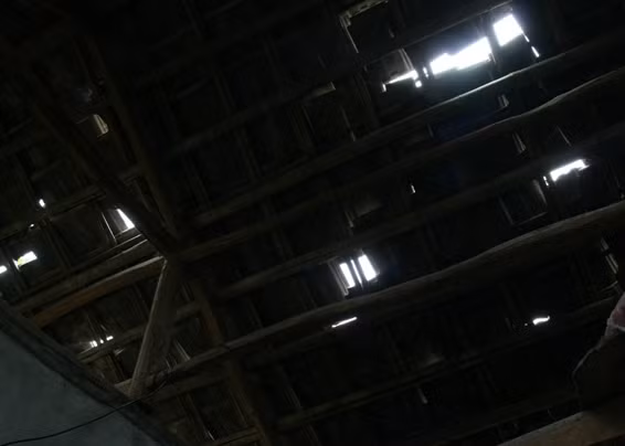 Tại những căn nhà chưa được sửa chữa, đứng ở trong nhà có thể nhìn được thấy Mặt trời