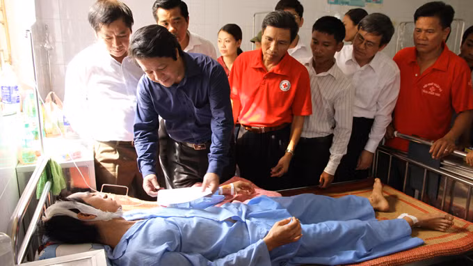 Tỉnh Phú Thọ cũng đã trích ngân sách hỗ trợ mỗi gia đình có người bị chết 5 triệu đồng; người bị thương 2 triệu đồng và 10 triệu đồng đối với những hộ có nhà bị cháy, đổ. Trong ảnh Bí thư tỉnh uỷ tỉnh Phú Thọ Hoàng Dân Mạc đang thăm hỏi động viên người bị nạn tại bệnh viện.