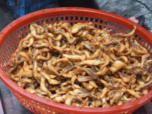 Trở thành những miếng cá vàng rộm, giòn tan khiến ít ai tưởng tượngnó chính là cá ươn thối. Ảnh: Anh Đào