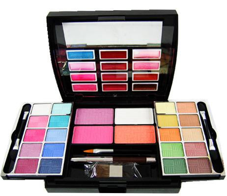 Mỹ phẩm trang điểm: Hầu hết các mỹ phẩm dạng bột như màu mắt, má hồng, phấn nền... của chị em đều có chứa bột talc. Đây là một chất bôi trơn rất tốt, có thuộc tính hóa học tương tự với amiăng, vốn được biết đến như một chất gây ung thư (cụ thể là ung thư buồng trứng và đường hô hấp).