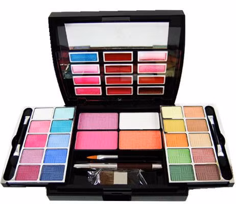 Mỹ phẩm trang điểm: Hầu hết các mỹ phẩm dạng bột như màu mắt, má hồng, phấn nền... của chị em đều có chứa bột talc. Đây là một chất bôi trơn rất tốt, có thuộc tính hóa học tương tự với amiăng, vốn được biết đến như một chất gây ung thư (cụ thể là ung thư buồng trứng và đường hô hấp).