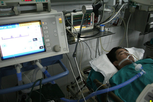 Bệnh viện Việt Đức, Viện bỏng Quốc Gia và Bệnh viện Quân đội 103 là những đơn vị tiếp nhận nhiều bệnh nhân được chuyển lên nhất. (Trong ảnh: Bệnh nhân Chung đang điều trị tại BV Việt Đức).