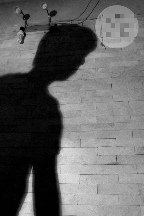 Dù cái bóng này là của bạn trai tôi, nhưng nhìn thấy nó, tôi vẫn rùng mình. Nó khiến tôi nhớ lại hình ảnh gớm ghiếc và cái bóng to lớn của người đàn ông đã xâm hại tôi khi tôi mới 14 tuổi. (T.L, 21 tuổi)