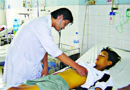 Sốt vàng da. Sốt vàng da lây truyền qua muỗi, tên của căn bệnh này có từ triệu chứng vàng da và vàng mắt (hoặc vàng da), đây cũng được xem là một triệu chứng nhiễm trùng. Vàng da là một dấu hiệu của tổn thương gan, có thể dẫn đến tử vong. Mặc dù chưa có phương pháp điều trị nào cho căn bệnh này một khi bị nhiễm, những nó có thể được ngăn chặn hoàn toàn nhờ tiêm phòng.