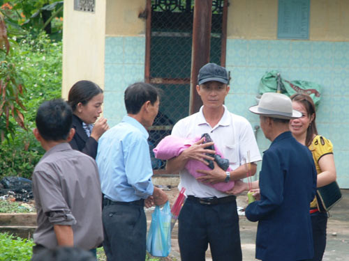 Ngày 20/7 tại khu vực tiêm, nơi xảy ra vụ việc trời không hề âm u, mà còn có nắng