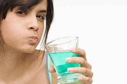 Nước súc miệng: Nước súc miệng giúp làm sạch răng và miệng, mang lại hơi thở thơm tho. Nhưng một trong những thành phần thiết yếu của nước súc miệng - rượu, có thể làm cho cơ thể bị thiệt hại gây ung thư. Nghiên cứu của Viện Ung thư quốc gia Úc công bố năm 2009 cho thấy, nồng độ cồn của nước súc miệng là 25% hoặc cao hơn, tỷ lệ đó có liên quan với các bệnh ung thư miệng, lưỡi và cổ họng.