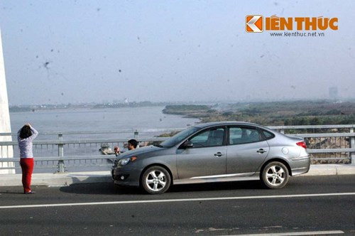 Không chỉ xe máy, ô tô cũng thản nhiên dừng ở cầu, chủ nhân của xe tạo dáng chụp ảnh, mặc kệ nguy hiểm cho mọi người tham gia giao thông.