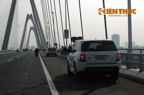 Mặc kệ lệnh cấm dừng, đỗ trên cầu Nhật Tân của các cơ quan chức năng, chủ nhân chiếc xe tiền tỷ này vô tư đỗ xe để chụp ảnh.