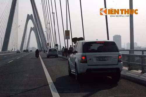 Mặc kệ lệnh cấm dừng, đỗ trên cầu Nhật Tân của các cơ quan chức năng, chủ nhân chiếc xe tiền tỷ này vô tư đỗ xe để chụp ảnh.