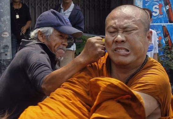 Một thành viên phe Áo đỏ ủng hộ chính phủ Thái Lan đã tấn công một nhà sư bên ngoài văn phòng Ủy ban Chống tham nhũng quốc gia ở tỉnh Nonthaburi.