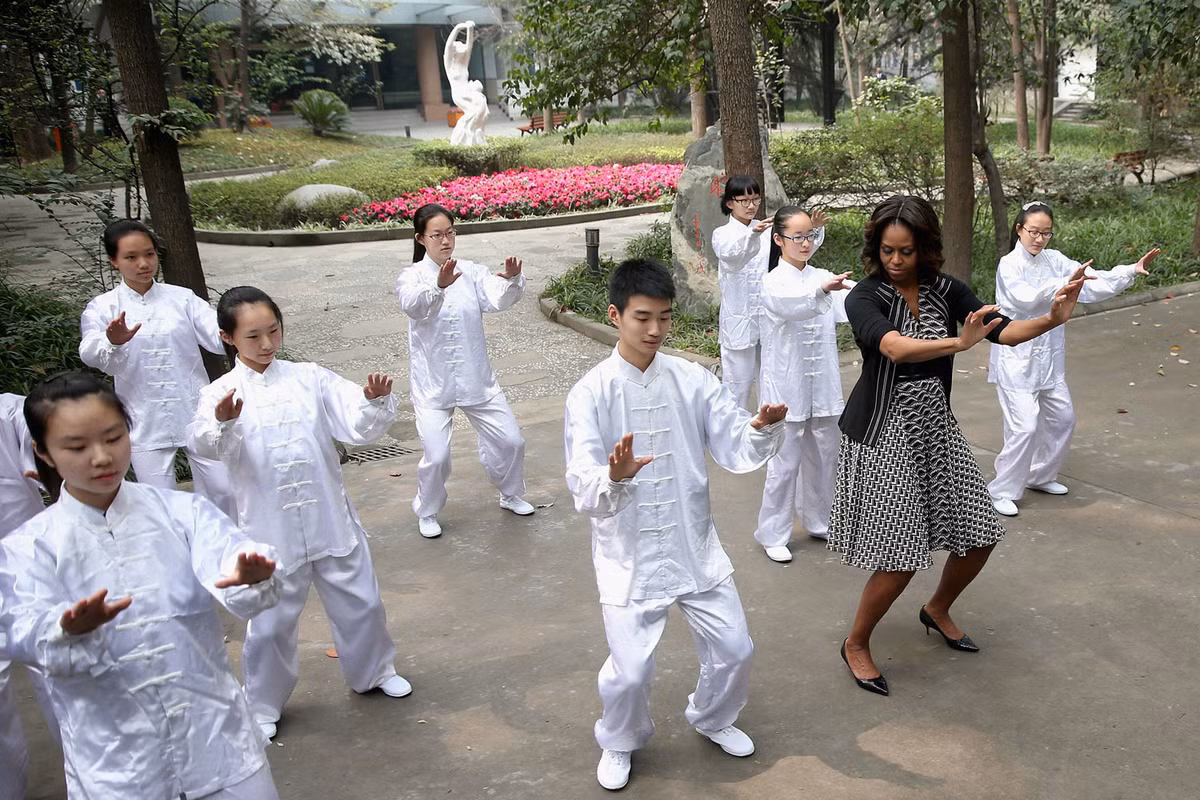 Cũng trong tuần này, Đệ nhất phu nhân Mỹ Michelle Obama cùng hai con gái và mẹ ruột đã bắt đầu chuyến thăm Bắc Kinh. Trong ảnh, bà thử một vài động tác của môn Thái Cực Quyền cùng các học sinh ở trường Trung học phổ thông Thành Đô số 7.