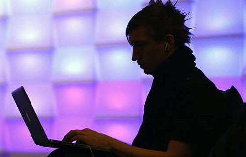 Kích hoạt và luôn luôn duy trì tường lửa. Ngoài tính năng tường lửa trên OS, bạn cũng có thể thử một trong số rất nhiều trình tường lửa trên mạng.