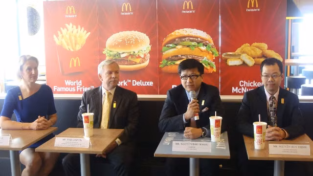 Ông Nguyễn Bảo Hoàng – Người sáng lập công ty Good Day Hospitality và người được cấp phép phát triển Thương hiệu McDonald’s Việt Nam đang trả lời báo giới.