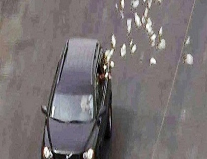 "Người bí ẩn" rải tiền lấy hên đêm giao thừa. Ảnh minh họa.