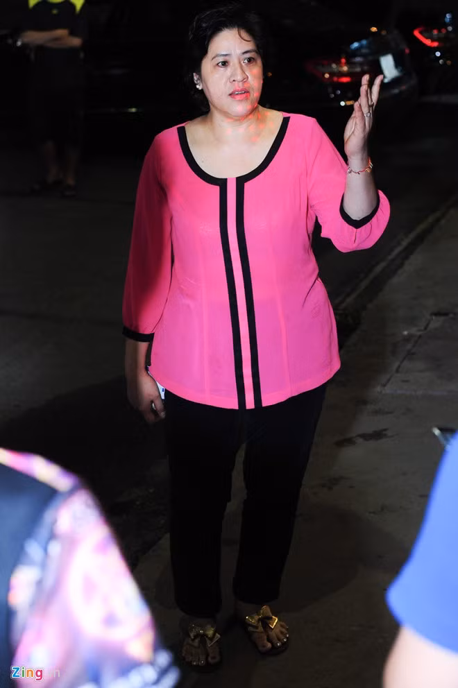 Mẹ của người đẹp 9x, tên thường gọi ở nhà bà Chín lớn tiếng chỉ trích con gái và liên tục khẳng định, Diễm Hương không xứng đáng ngồi vào vị trí giám khảo của cuộc thi này.