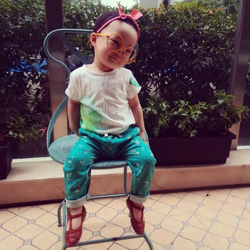 Bé Luna tên thật Nguyễn Khánh Linh Linh luôn được mẹ diện cho những bộ trang phục cực kỳ sành điệu. Công chúa nhỏ cũng tỏ ra có khiếu khi tạo kiểu ngộ nghĩnh khi được chụp ảnh.