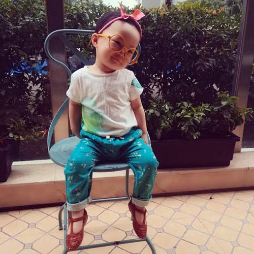 Bé Luna tên thật Nguyễn Khánh Linh Linh luôn được mẹ diện cho những bộ trang phục cực kỳ sành điệu. Công chúa nhỏ cũng tỏ ra có khiếu khi tạo kiểu ngộ nghĩnh khi được chụp ảnh.