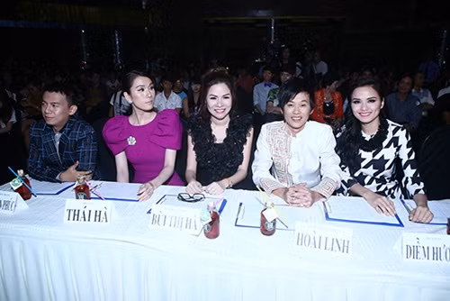 Đầu tháng 3 vừa qua, Diễm Hương bị một đại gia đệ đơn ly dị tại tòa án ở TP.HCM, từ đó lộ chuyện cô đã kết hôn từ năm 2011 - một năm trước khi cô thi Hoa hậu hoàn vũ. Vì sai phạm này, Diễm Hương đã bị hủy vai trong phim Mỹ nhân Sài Gòn và ảnh hưởng rất nhiều tên tuổi. Diễm Hương nhanh chóng trở lại showbiz sau scandal động trời này. Người đẹp liên tục xuất hiện trong nhiều sự kiện lớn. Mới đây, cô được mời vào vị trí giám khảo cuộc thi Ngôi sao mới cùng nhiều tên tuổi Hoài Linh, Thái Hà...