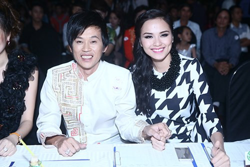 Ngay sau đó khi biết sự việc, Diễm Hương từ chối trả lời: " Đây là việc riêng của gia đình tôi, cá nhân tôi. Tôi mong mọi người không làm lớn chuyện. Hiện tại, tôi không muốn lên tiếng bất kỳ điều gì về sự việc này. Tôi và ba mẹ sẽ tim cách giải quyết". Người đẹp đi vào sân khấu bằng lối riêng tránh sự đeo bám của truyền thông.