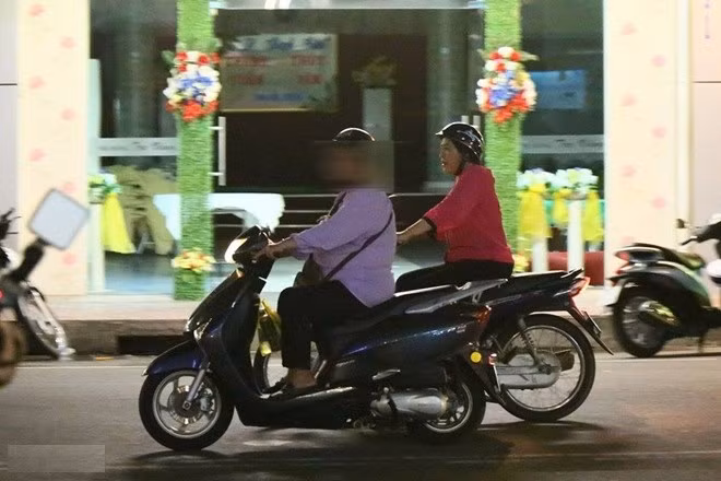 Ngay sau đó, bà Chín lên xe ra về cùng một người bạn.