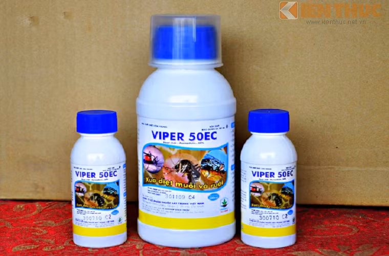 Thuốc xịt dùng cách tiêu diệt muỗi khi chúng đưa chất độc trong thuốc vào miệng, vòi, làm tê liệt hệ thần kinh và hệ tiêu hóa.