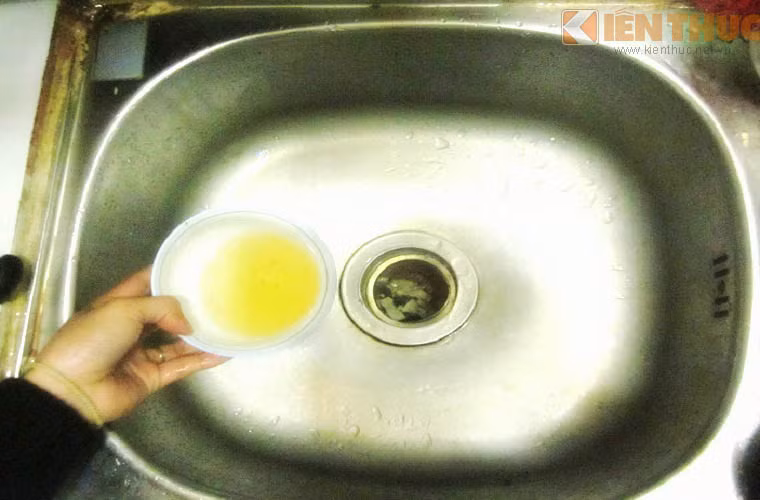  Khi tiện tay đổ thức ăn xuống chậu rửa, nhiều người không hay biết rằng điều này sẽ dẫn đến phiền toái về sau, rác nhỏ bị giữ lại làm cho ống nước bị tắc. 