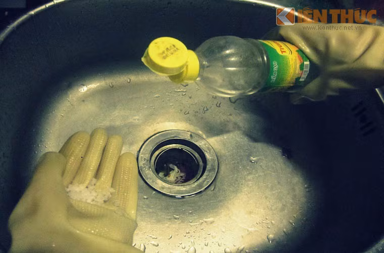 Ngoài ra, có thể thay bột nở bằng muối, trộn cùng dấm hoặc dùng nước rửa chén bát để thông tắc chậu.