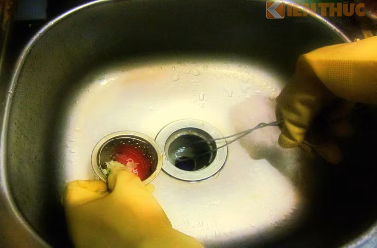 Đồng thời làm sạch miệng ống bằng bàn chải, dọn dẹp bụi bẩn bằng dây thép luồn sâu xuống ống dẫn.